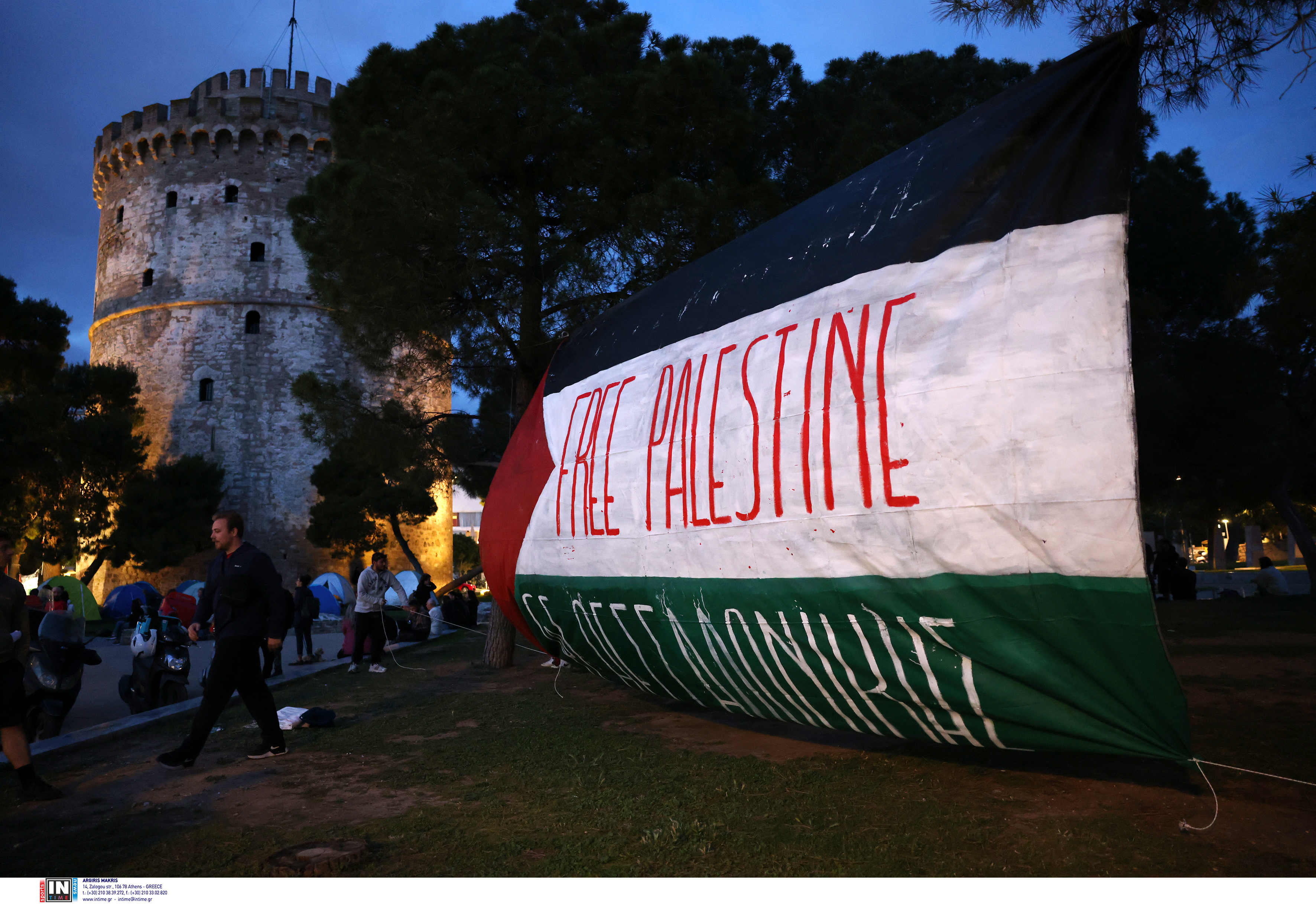 Ολονυκτία φοιτητών στα Προπύλαια για την Παλαιστίνη-2