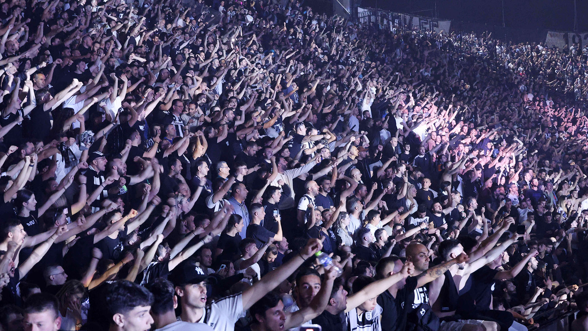 Ολονύχτιο πάρτι στον Λευκό Πύργο για τον πρωταθλητή ΠΑΟΚ (εικόνες και βίντεο)-2