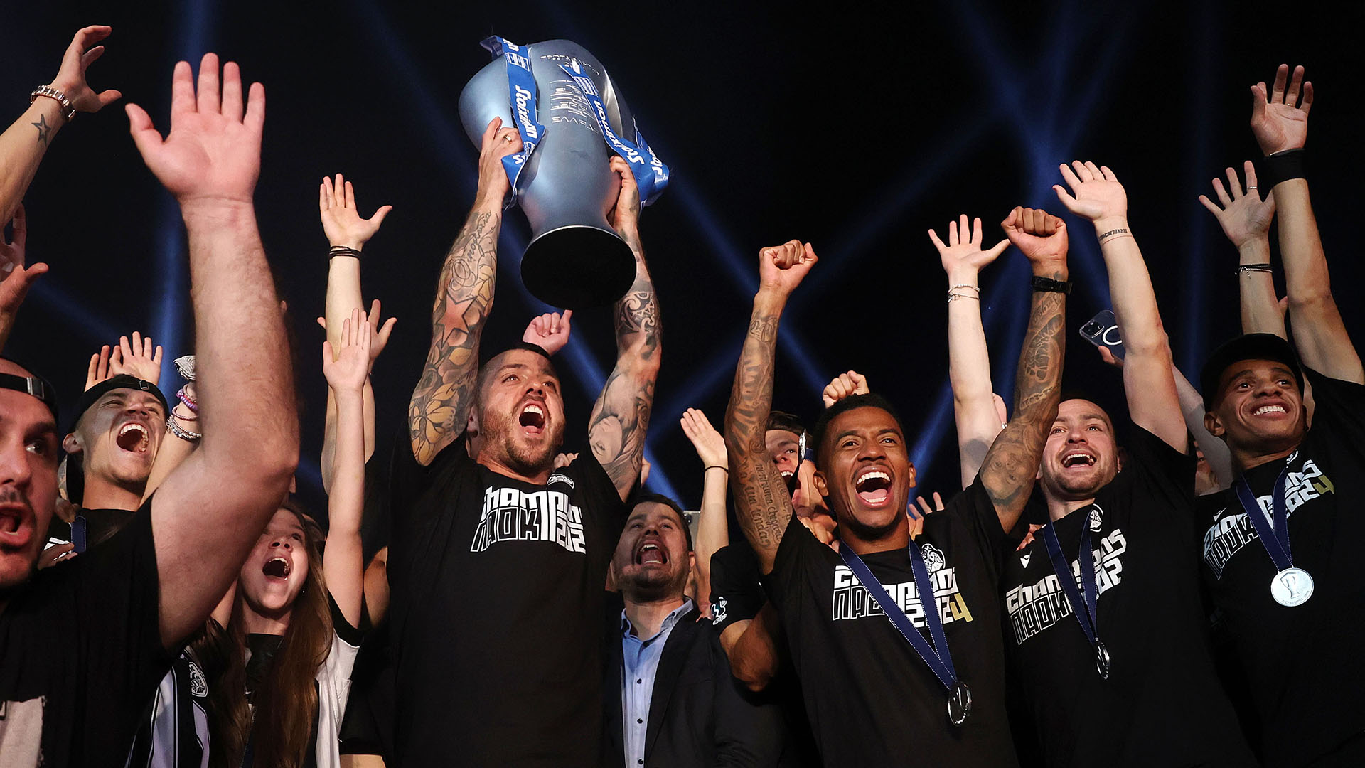 Ολονύχτιο πάρτι στον Λευκό Πύργο για τον πρωταθλητή ΠΑΟΚ (εικόνες και βίντεο)-1