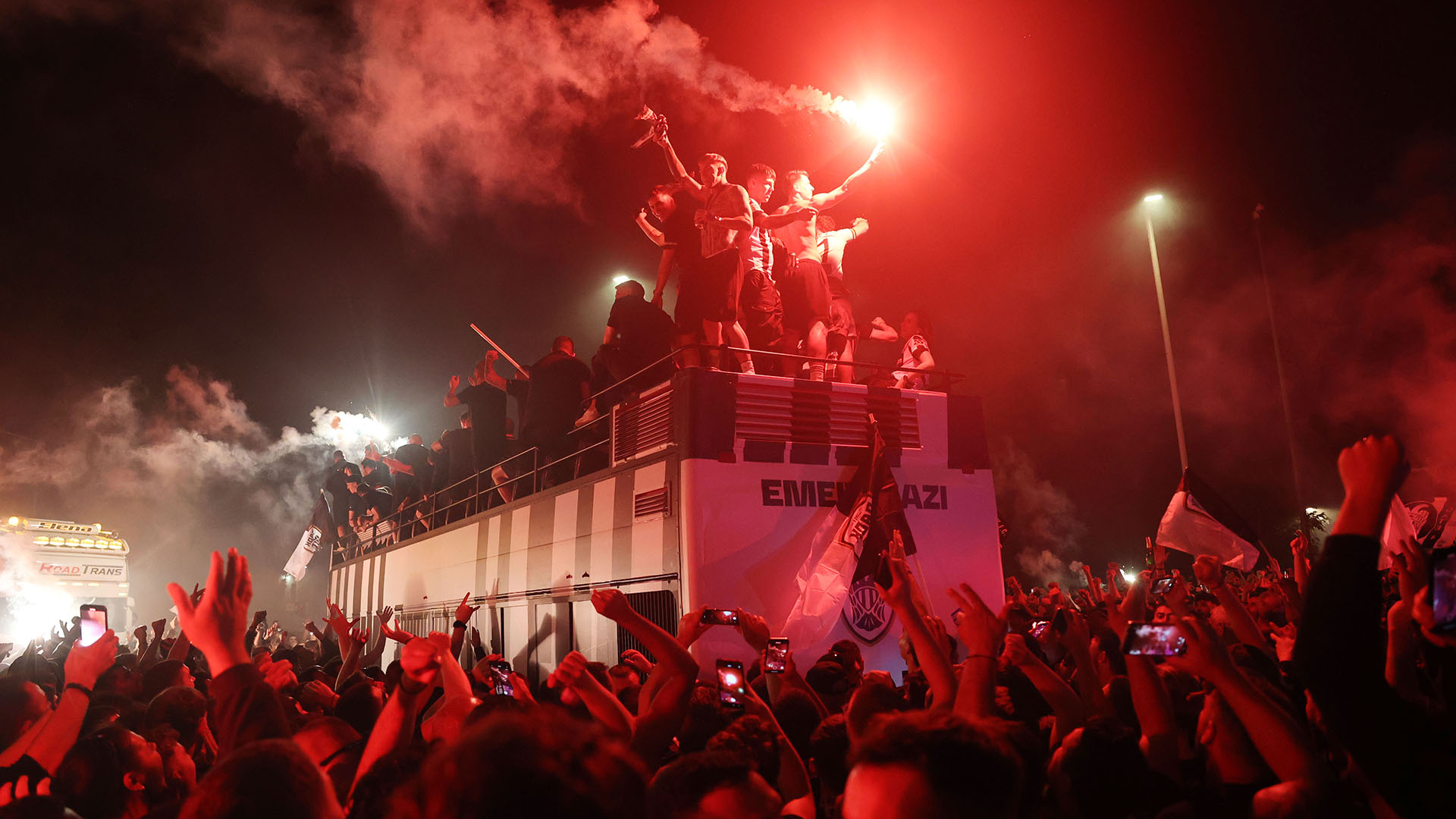 Ολονύχτιο πάρτι στον Λευκό Πύργο για τον πρωταθλητή ΠΑΟΚ (εικόνες και βίντεο)-4