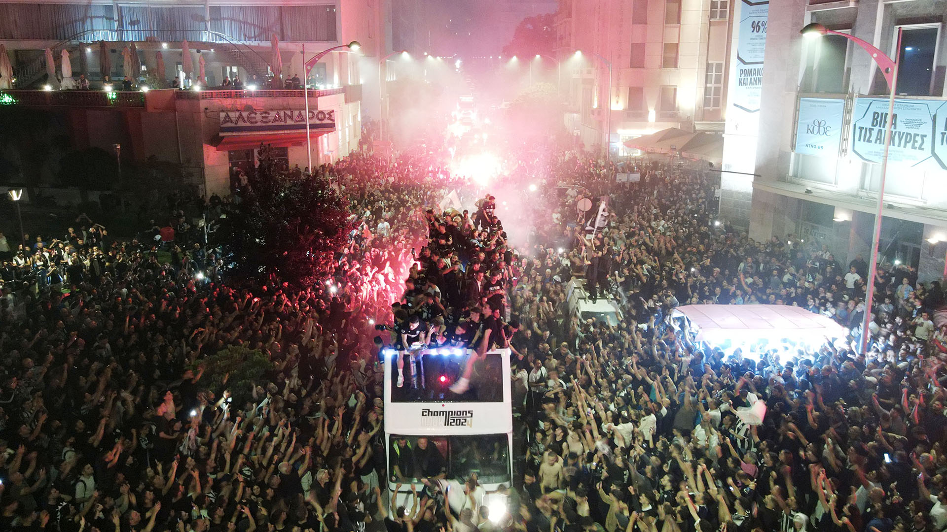 Ολονύχτιο πάρτι στον Λευκό Πύργο για τον πρωταθλητή ΠΑΟΚ (εικόνες και βίντεο)-3