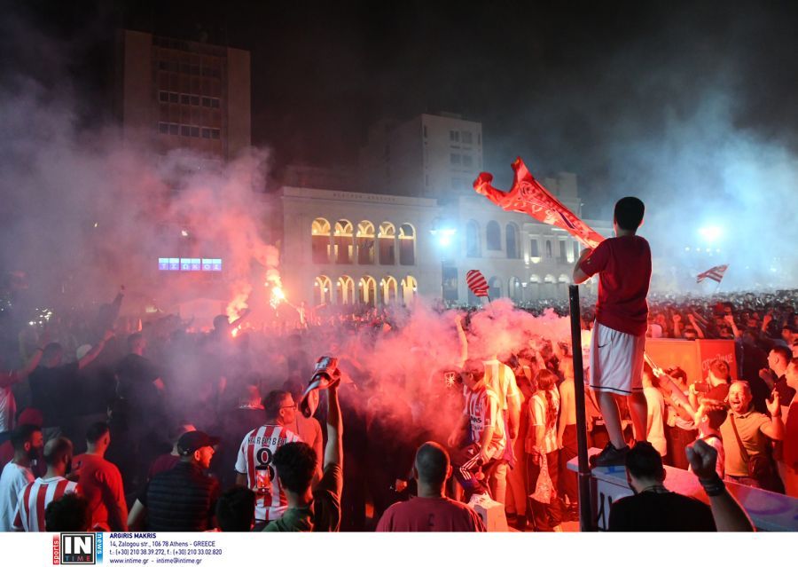 Ολυμπιακός: Ολονύχτιο πάρτι στον Πειραιά για την κατάκτηση του Conference League-1