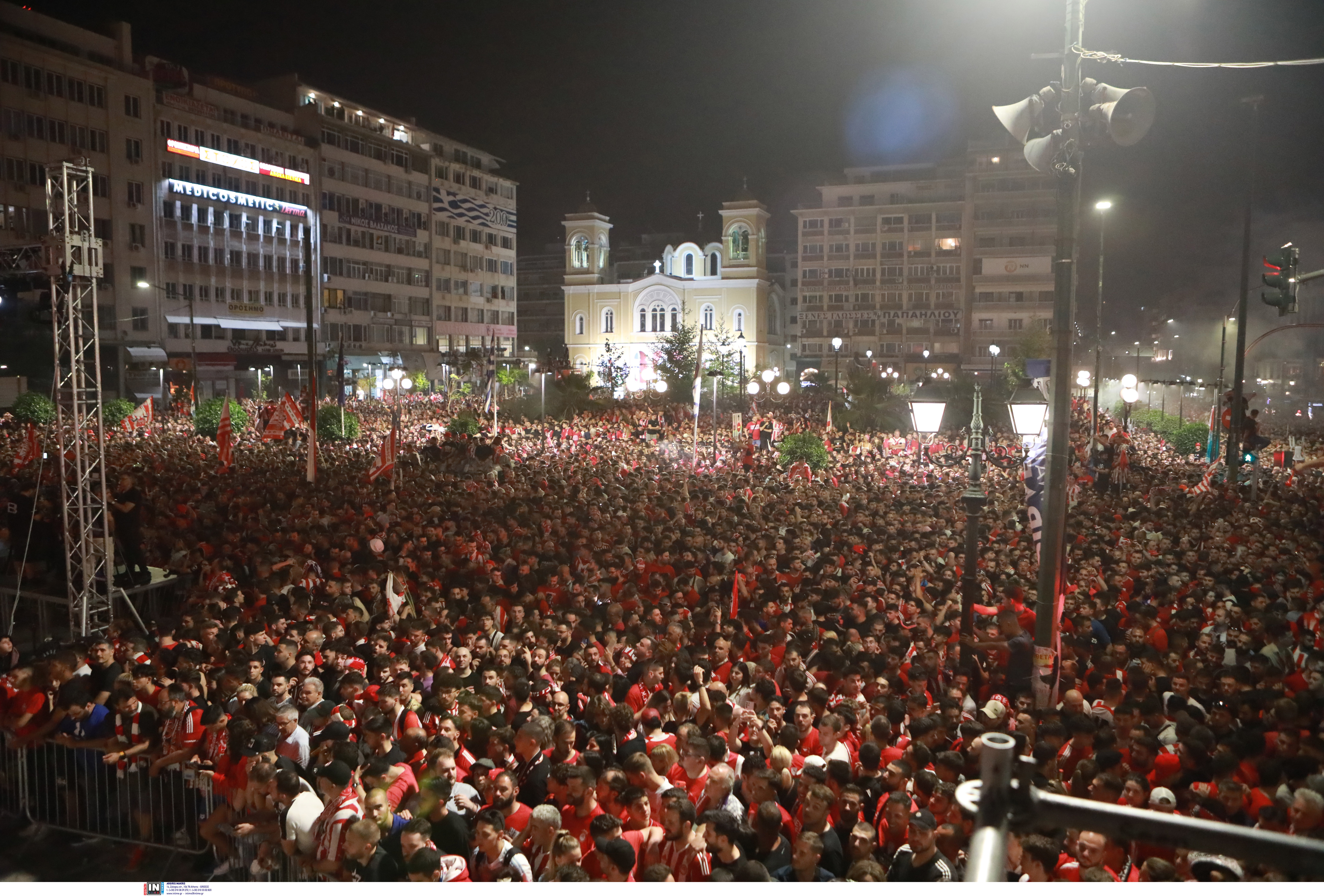 Ολυμπιακός: Ολονύχτιο πάρτι στον Πειραιά για την κατάκτηση του Conference League-4