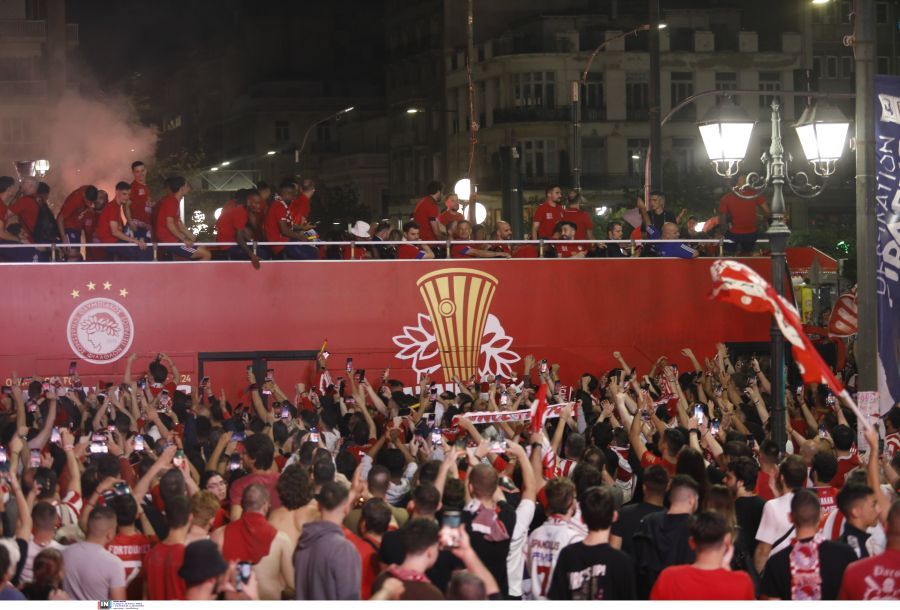Ολυμπιακός: Ολονύχτιο πάρτι στον Πειραιά για την κατάκτηση του Conference League-3