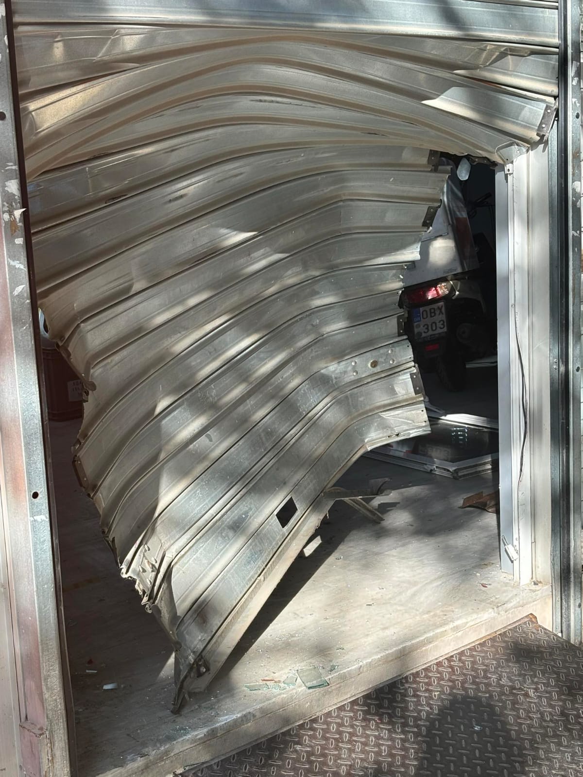 Πατήσια:  Επεσαν με Ι.Χ. στην είσοδο εταιρείας ταχυμεταφορών και άρπαξαν το χρηματοκιβώτιο-1