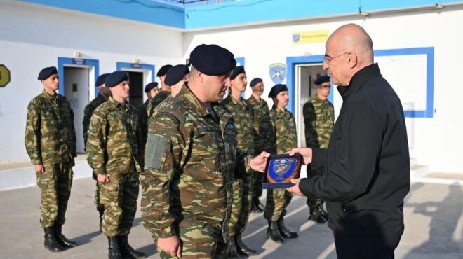 επίσκεψη-δένδια-στα-επιτηρητικά-φυλά-563007466