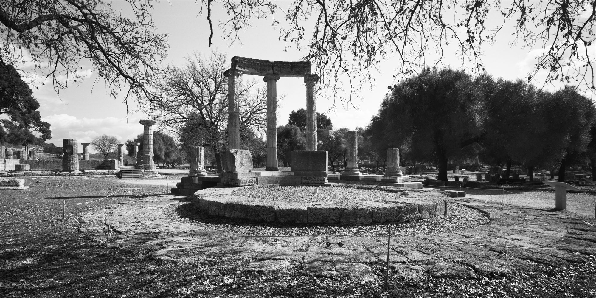 Εκθεση Εριέτας Αττάλη: Η σκιά της Ρήνειας και το φως της Δήλου-2