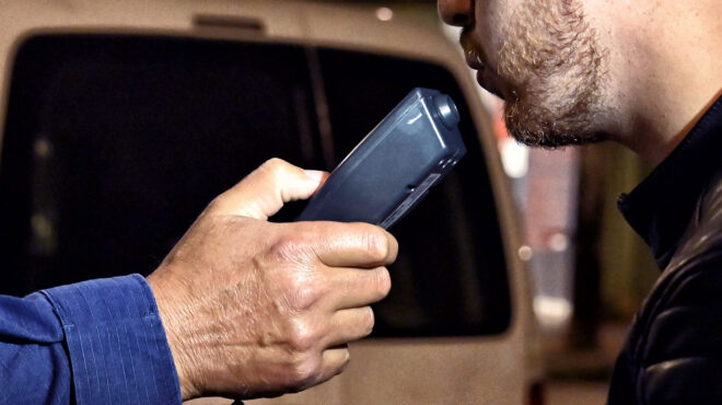 ερευνα-οδήγηση-πιάνουν-το-τιμόνι-τρ-563039002