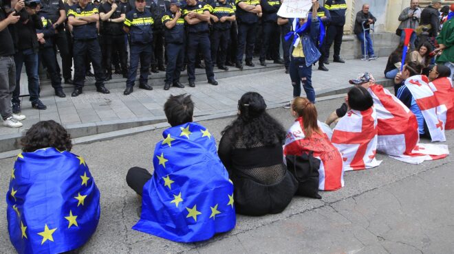 h-γεωργία-πέφτει-στην-αγκαλιά-της-ρωσ-563048026