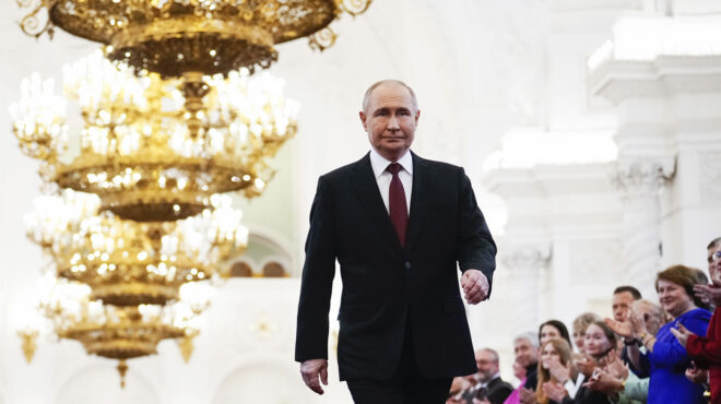 ανοιγμα-στη-δύση-αλλά-και-απειλές-από-π-563014378