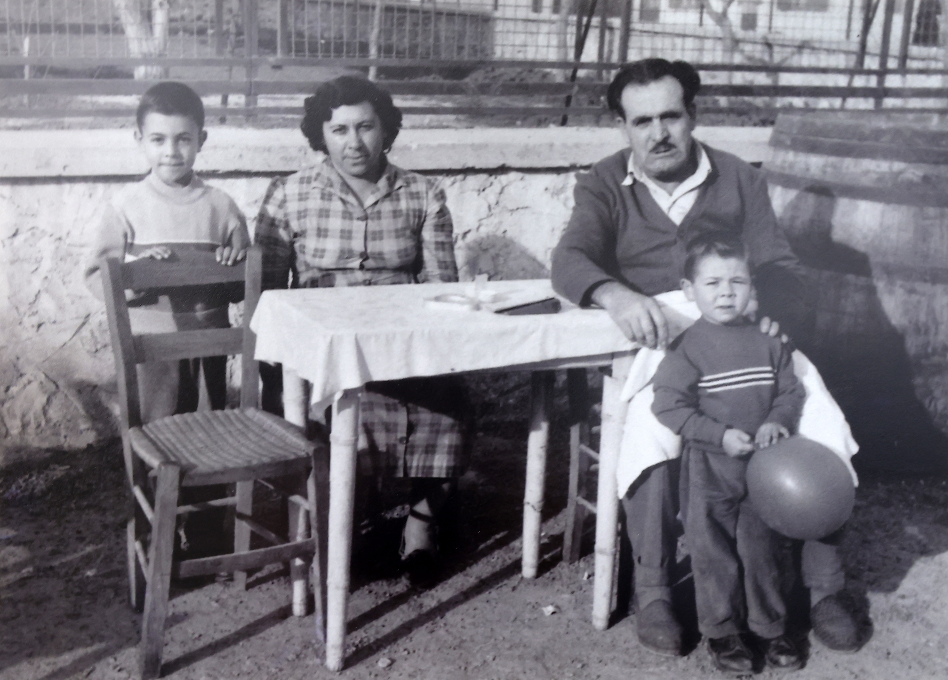 Νίκαια: Μία γειτονιά παλαιάς κοπής-16