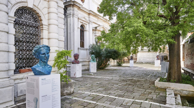 η-μούσα-θάλεια-σε-ιστορική-αυλή-στη-βεν-563011342