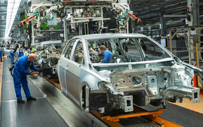 Η μεταποίηση φρενάρει την ανάκαμψη της Ευρωζώνης