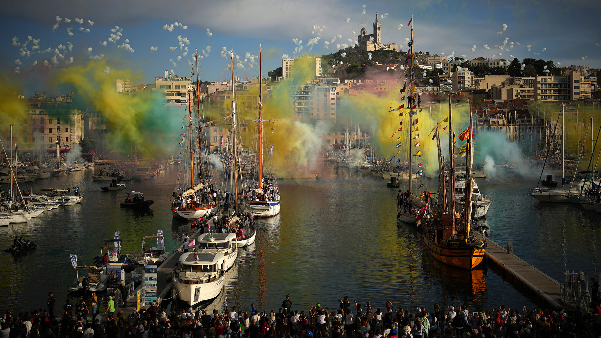 Εντυπωσιακές εικόνες στη Μασσαλία: Χιλιάδες Γάλλοι για την Ολυμπιακή Φλόγα (Βίντεο)-6