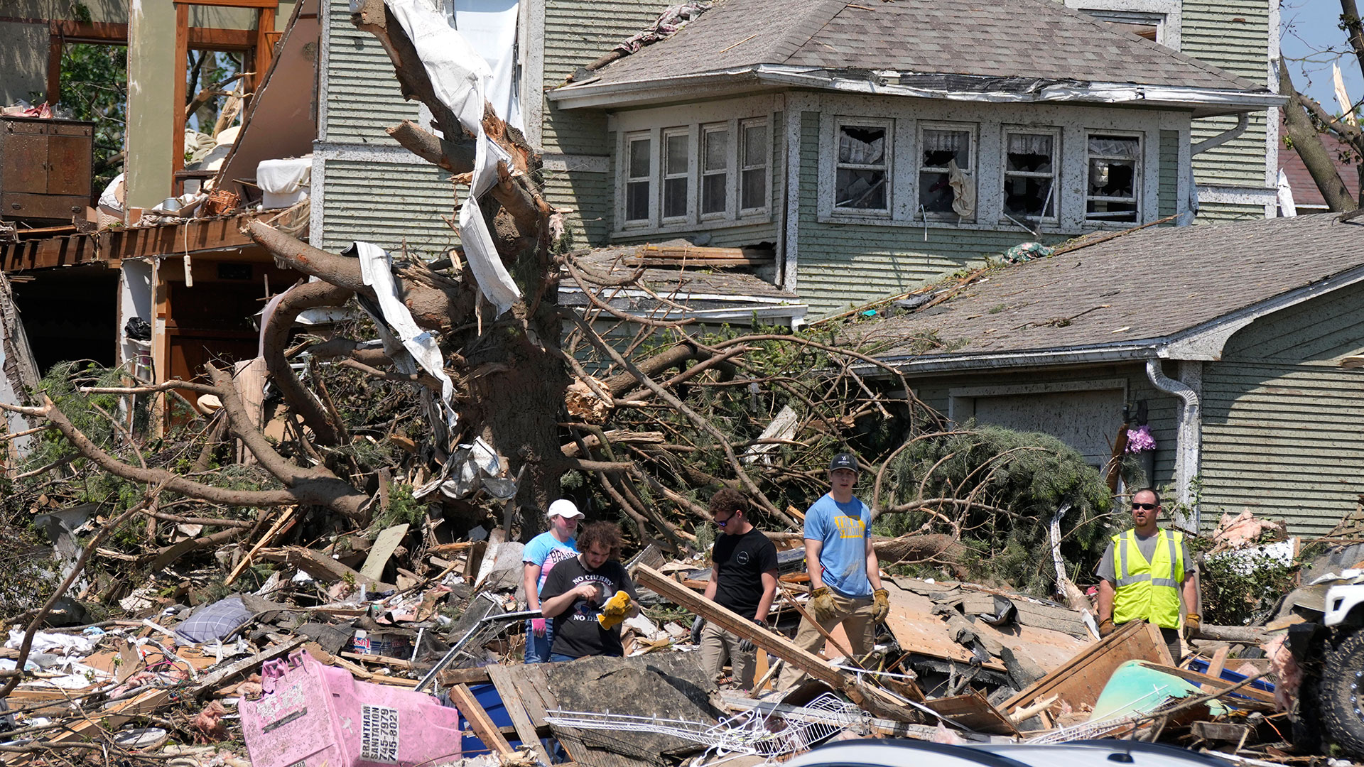 ΗΠΑ: Τουλάχιστον 5 νεκροί μετά το πέρασμα ανεμοστρόβιλου-5