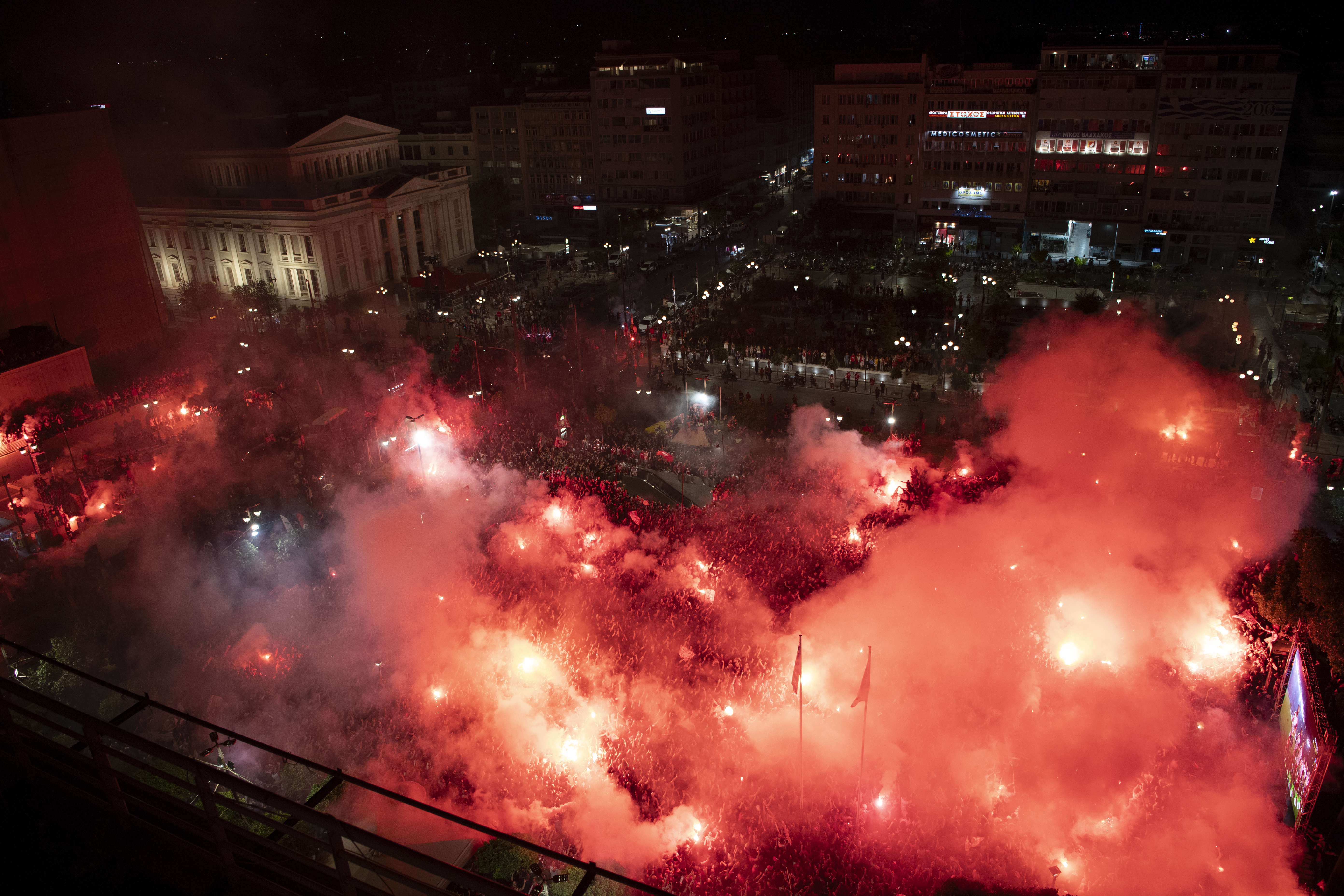 Ολυμπιακός: Ολονύχτιο πάρτι στον Πειραιά για την κατάκτηση του Conference League-5