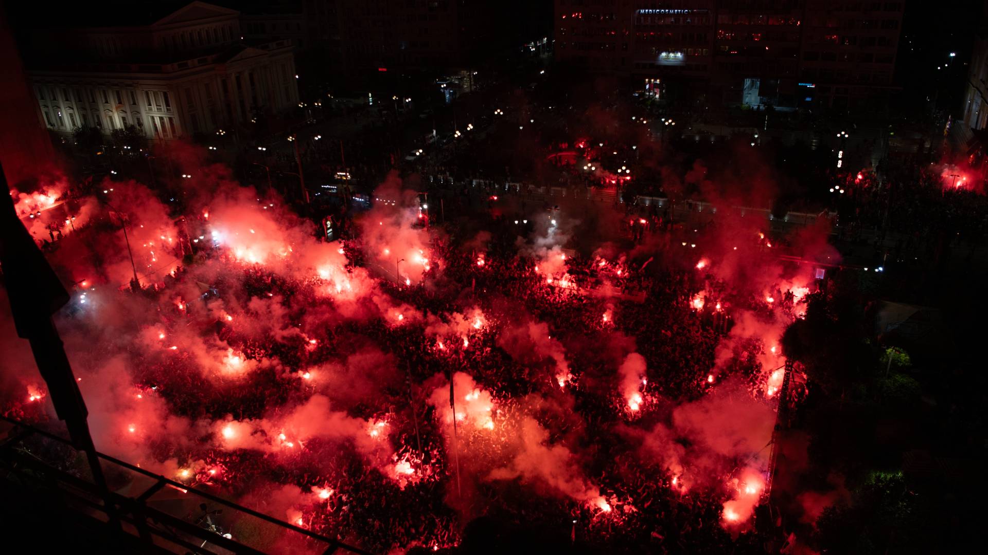 Ολυμπιακός: Ολονύχτιο πάρτι στον Πειραιά για την κατάκτηση του Conference League-8