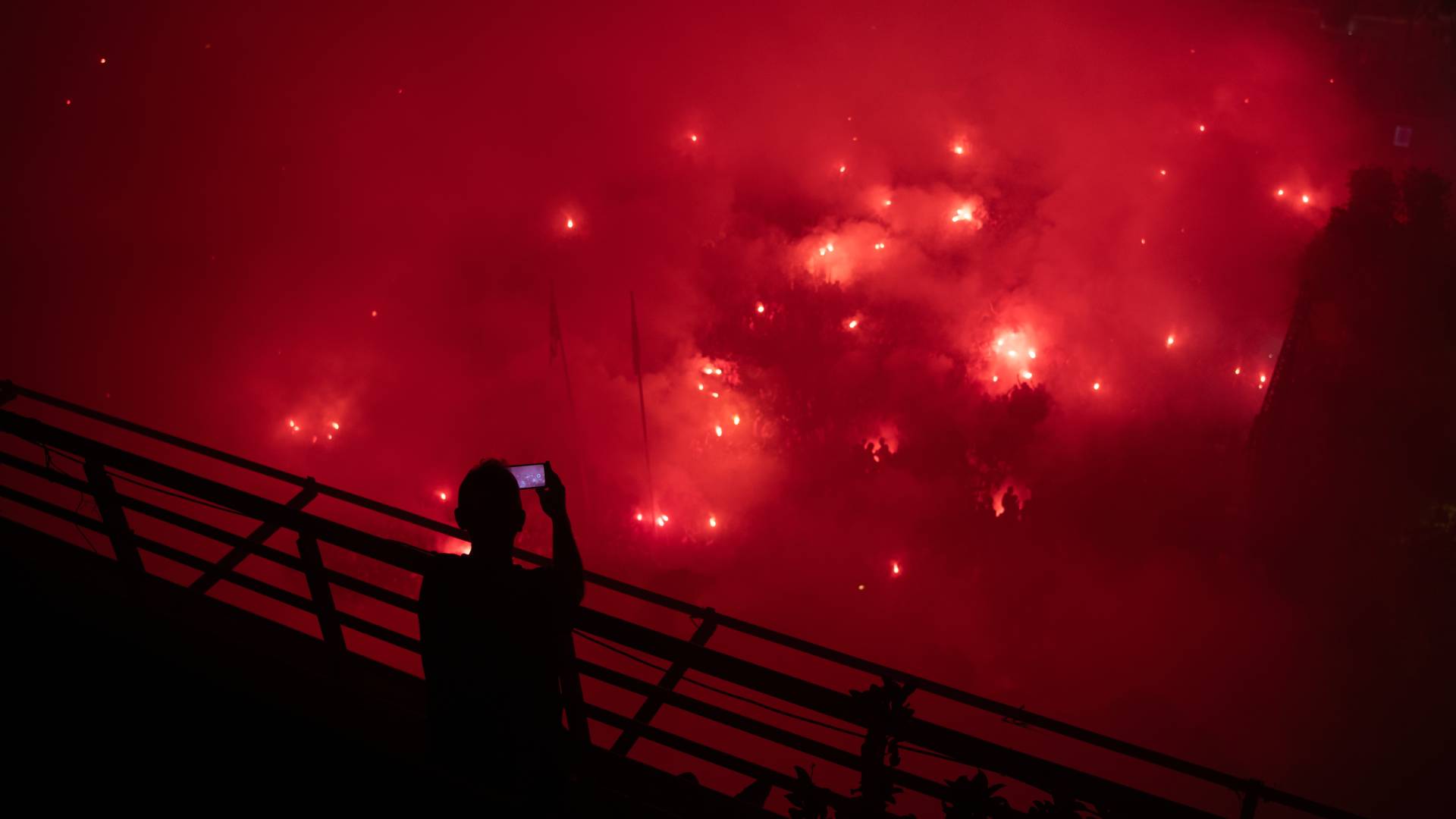 Ολυμπιακός: Ολονύχτιο πάρτι στον Πειραιά για την κατάκτηση του Conference League-7