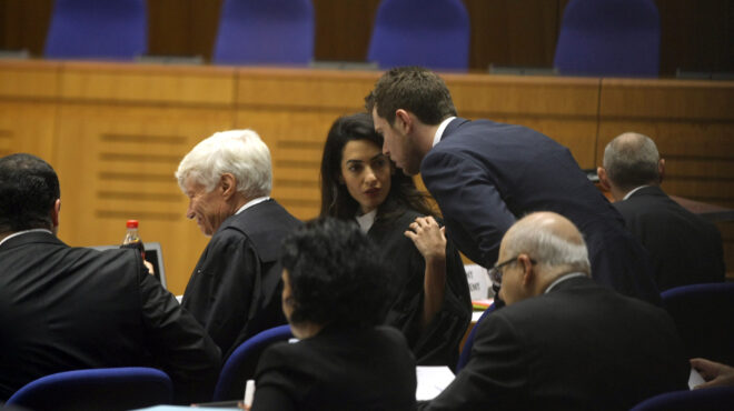 h-αμάλ-κλούνεϊ-στην-επιτροπή-συμβούλων-563035402