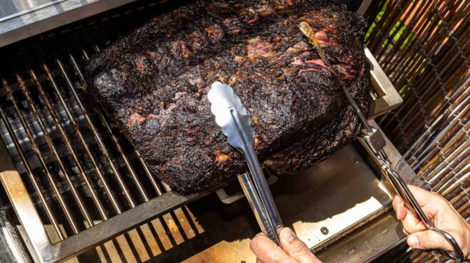 bbq-αλά-tέξας-στην-αυλή-με-brisket-hot-wings-και-tacos-563044549