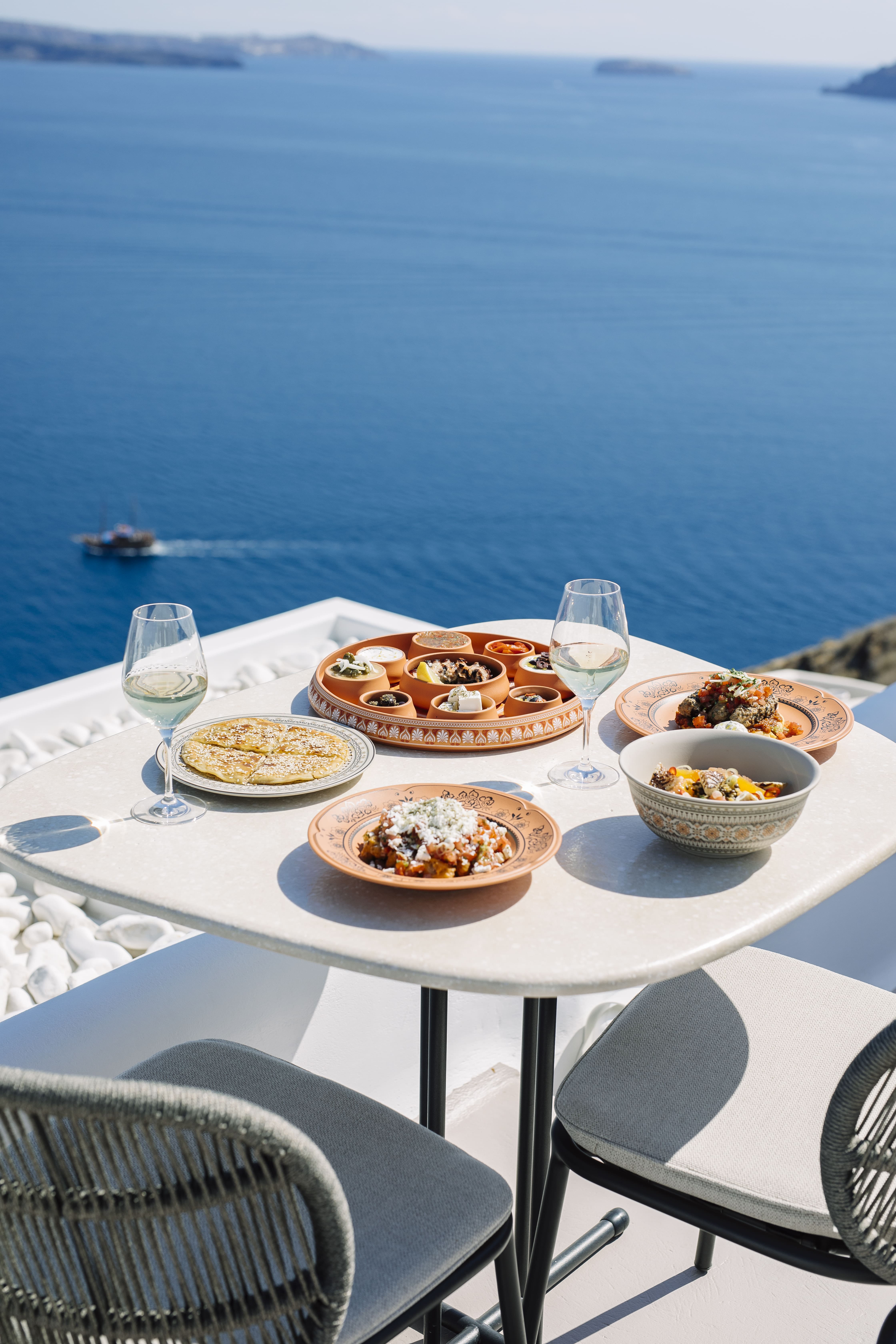 Adami: μόλις άνοιξε στην Καλντέρα ένα ελληνικό εστιατόριο-1