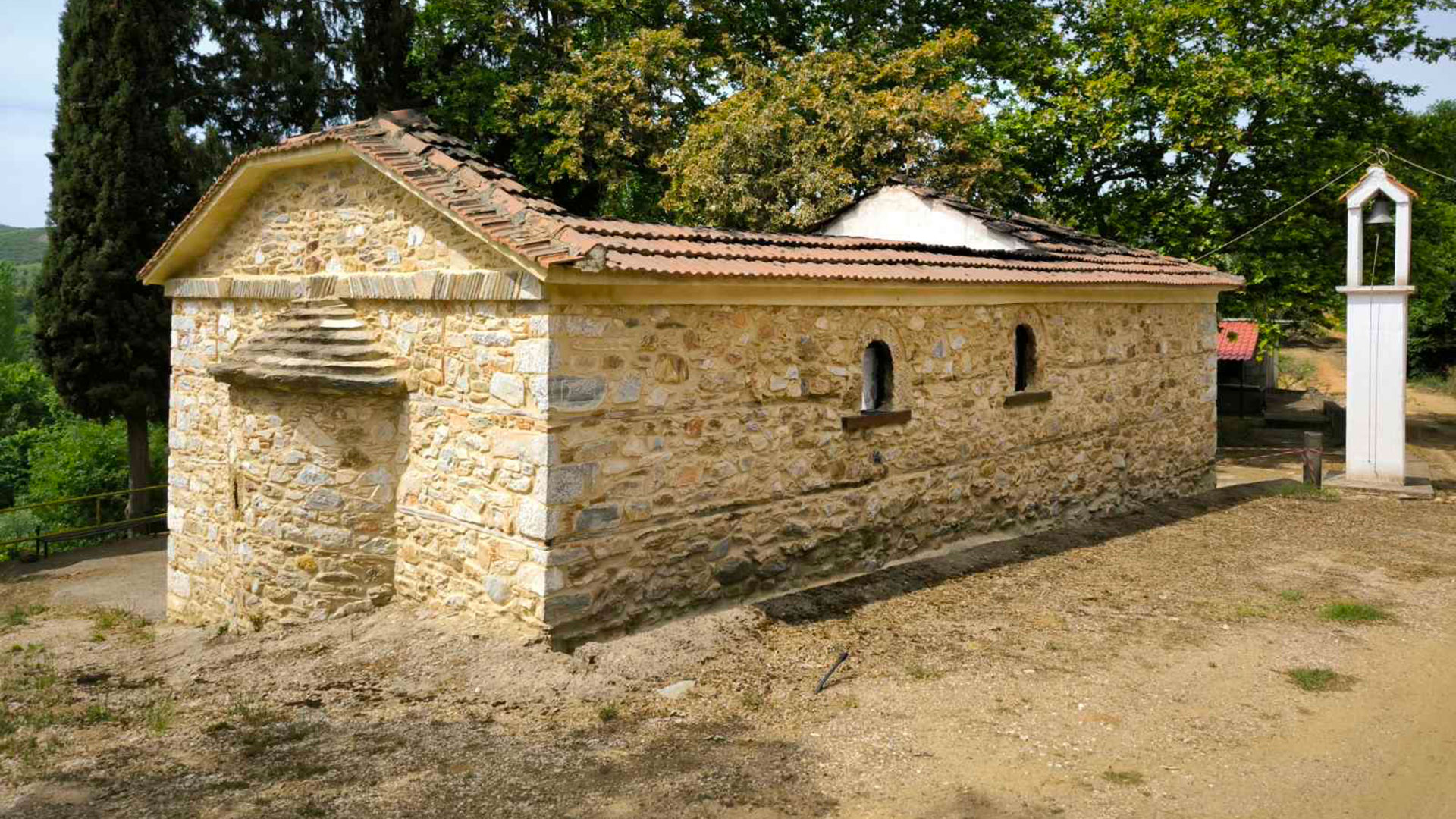 Χαλκιδική: Zημιές σε ξωκλήσι του 19ου αιώνα από εμπρησμό-2