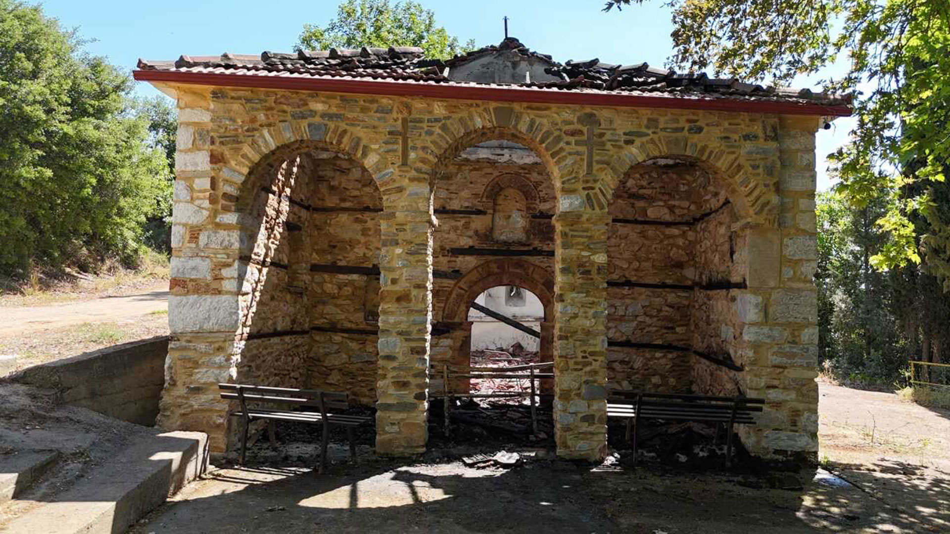 Χαλκιδική: Zημιές σε ξωκλήσι του 19ου αιώνα από εμπρησμό-1