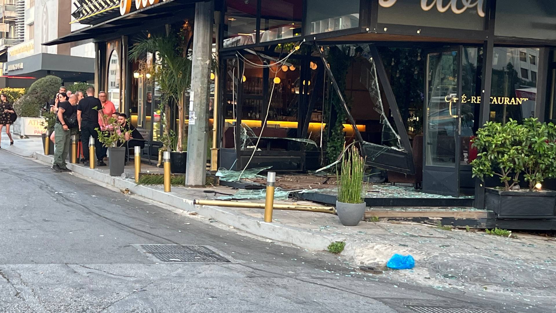 Συγγρού: Αυτοκίνητο προσέκρουσε σε κατάστημα-1