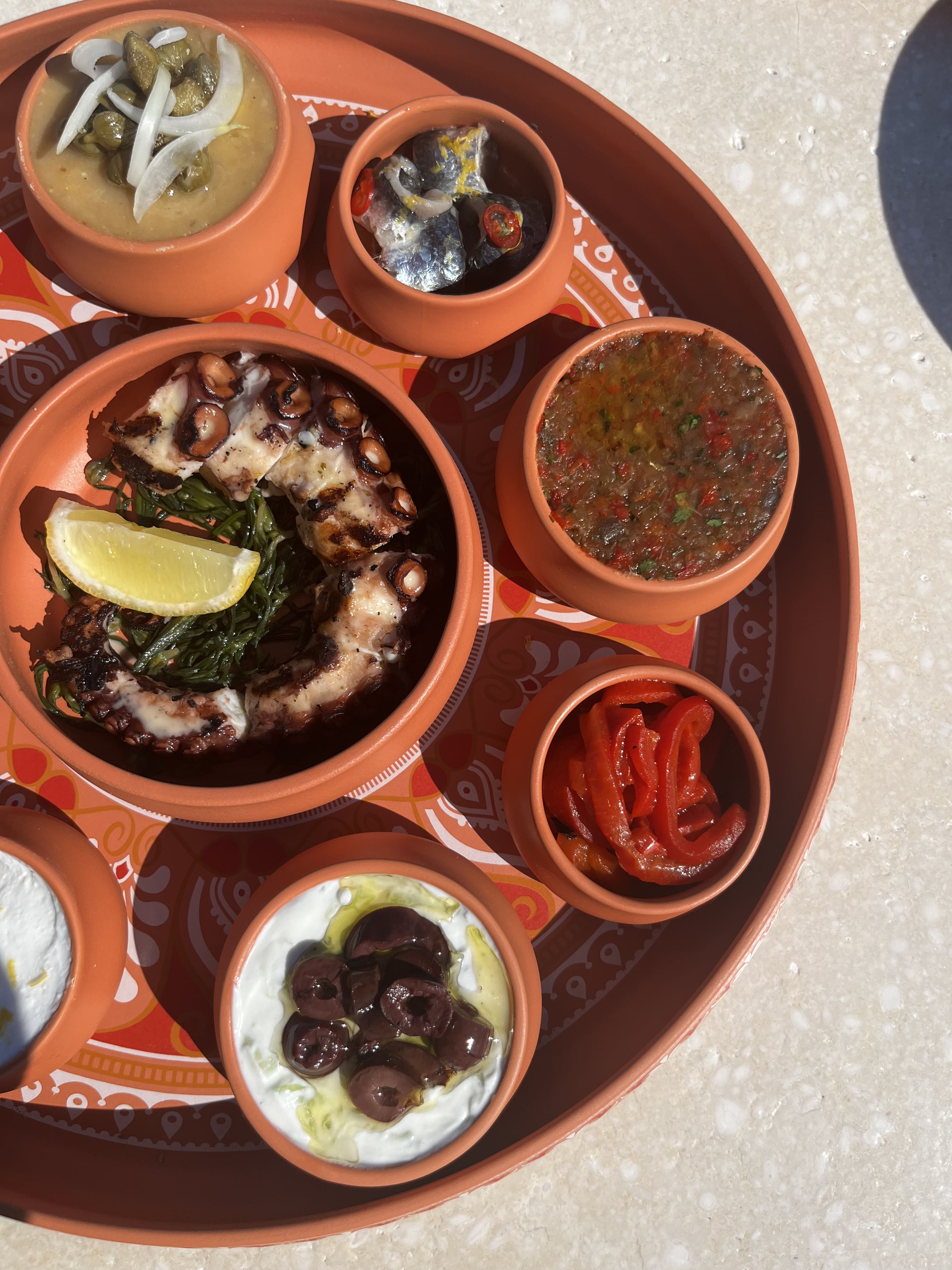 Adami: μόλις άνοιξε στην Καλντέρα ένα ελληνικό εστιατόριο-3