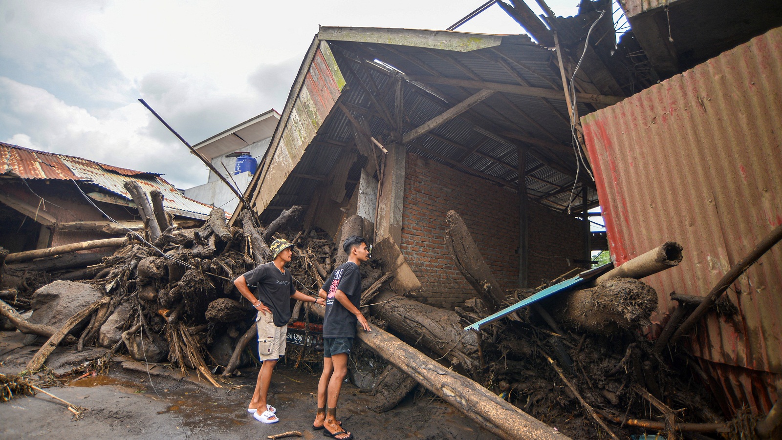 Ινδονησία: Τουλάχιστον 41 νεκροί από πλημμύρες και κατολισθήσεις-2