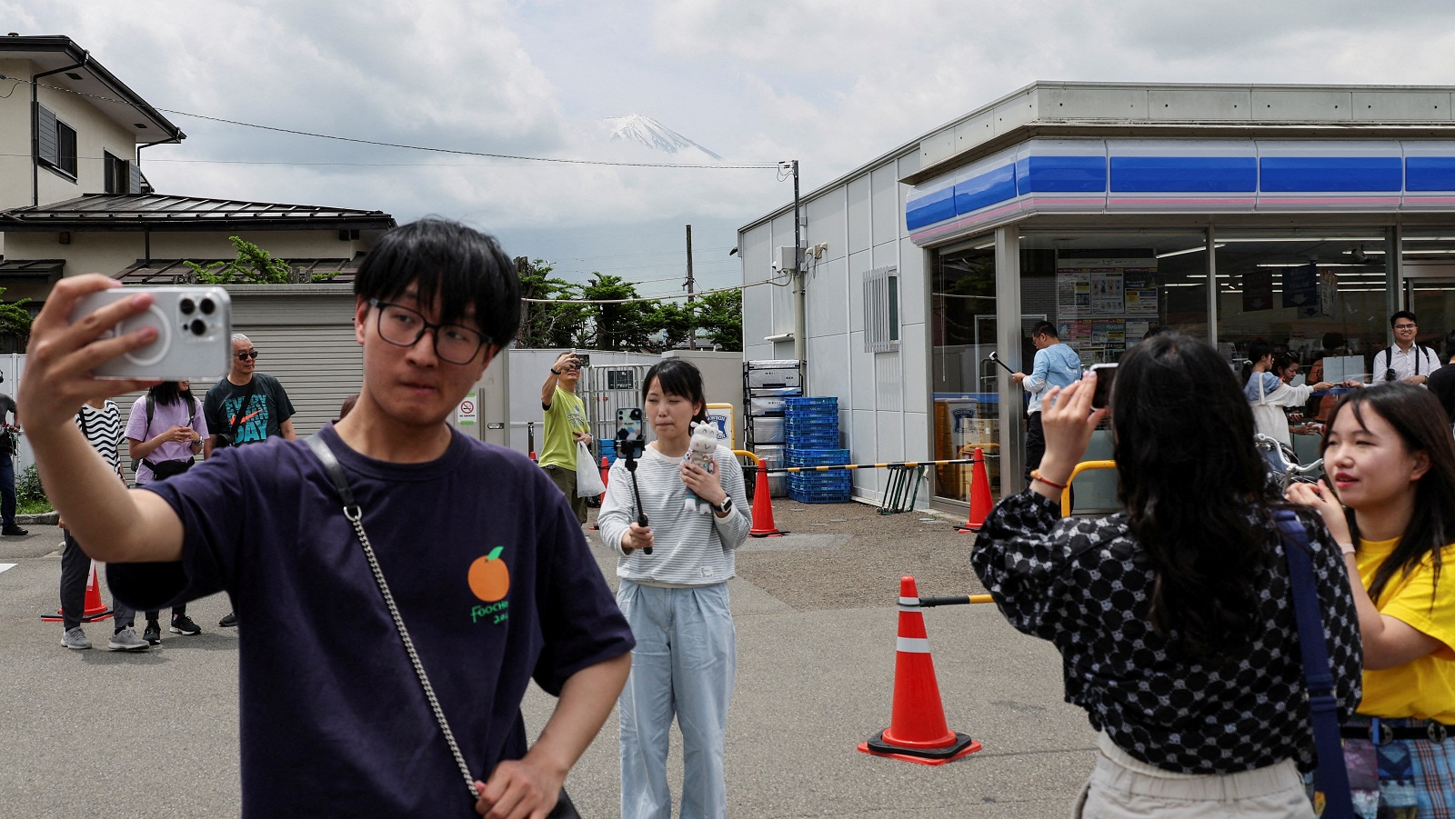 Υπερτουρισμός: Πόλη στην Ιαπωνία παύει να ανέχεται τους τουρίστες που στριμώχνονται να φωτογραφίσουν το Φούτζι-1