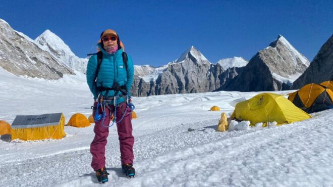 ιμαλάια-γυναίκα-από-το-νεπάλ-σπάει-το-ρ-563039167