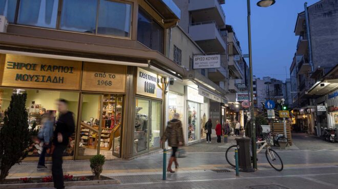 οδός-πανός-o-πεζόδρομος-που-παρατηρεί-τ-563035486