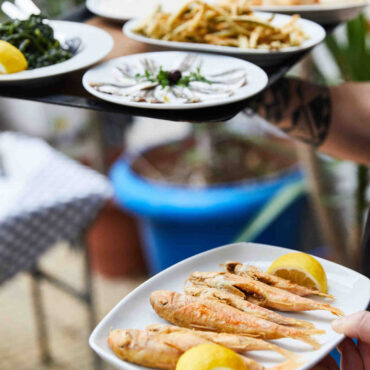 φτηνά-ψαράκια-12-ταβέρνες-για-οικονομικ-563043952