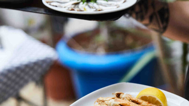 φτηνά-ψαράκια-12-ταβέρνες-για-οικονομικ-563043952