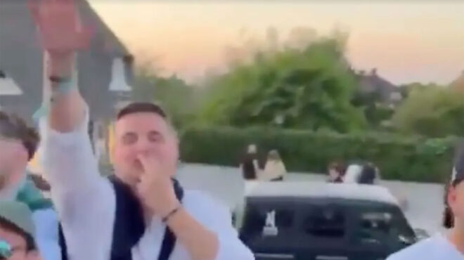 σοκ-από-βίντεο-με-κλάμπερ-στο-ζιλτ-να-τρ-563041768