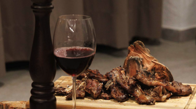 αρκουδόρεμα-eνα-εστιατόριο-σε-ένα-χωρι-563014990