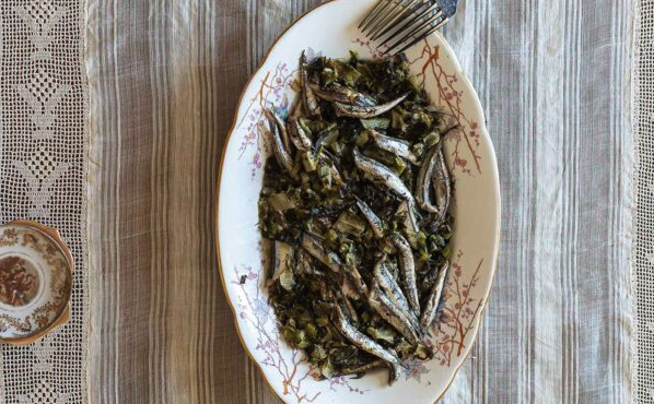 γαύρος-φρικασέ-με-μαρούλια-563015026