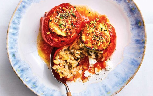 ντομάτες-γεμιστές-με-ρύζι-και-μυρωδικ-563030218