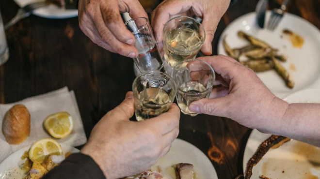 η-φάση-είναι-καφενείο-10-στάσεις-για-δια-563032495