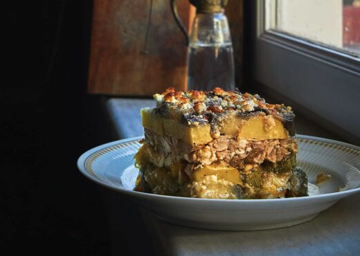 μουσακάς-ζουμερός-με-κιμά-από-προβα-563032504