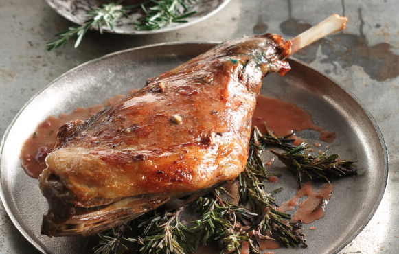 αρνίσιο-μπούτι-με-δεντρολίβανο-και-κρ-563032516