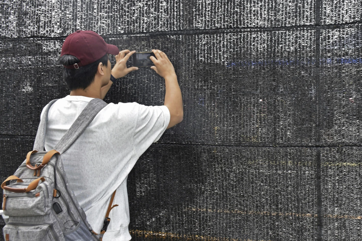 Ιαπωνία: Απτόητοι τουρίστες ανοίγουν τρύπες σε φράχτη για λίγη θέα του Φούτζι-1