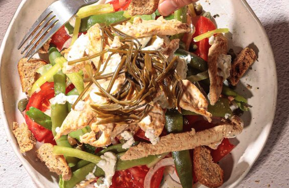 σαλάτα-με-κοτόπουλο-και-κατίκι-563049079