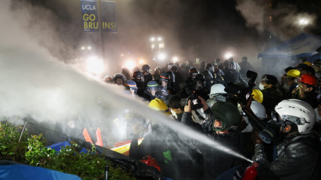 επέμβαση-της-αστυνομίας-στο-ucla-επεισό-563008693