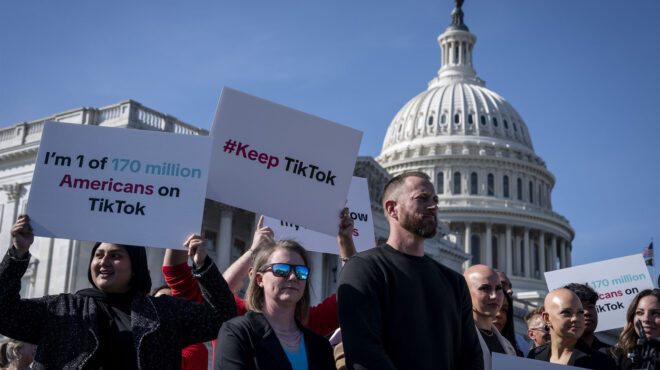 φωτιά-στον-δούρειο-ίππο-της-κίνας-ή-σκέ-563032600