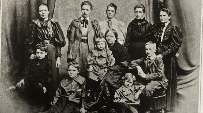 μια-μάλλον-ασυνήθιστη-οικογένεια-μ-563011534