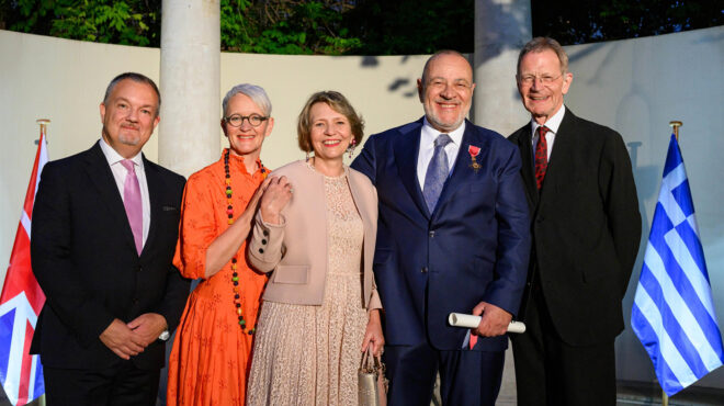 οι-βρετανοί-τίμησαν-τη-μεγάλη-προσφορ-563043979