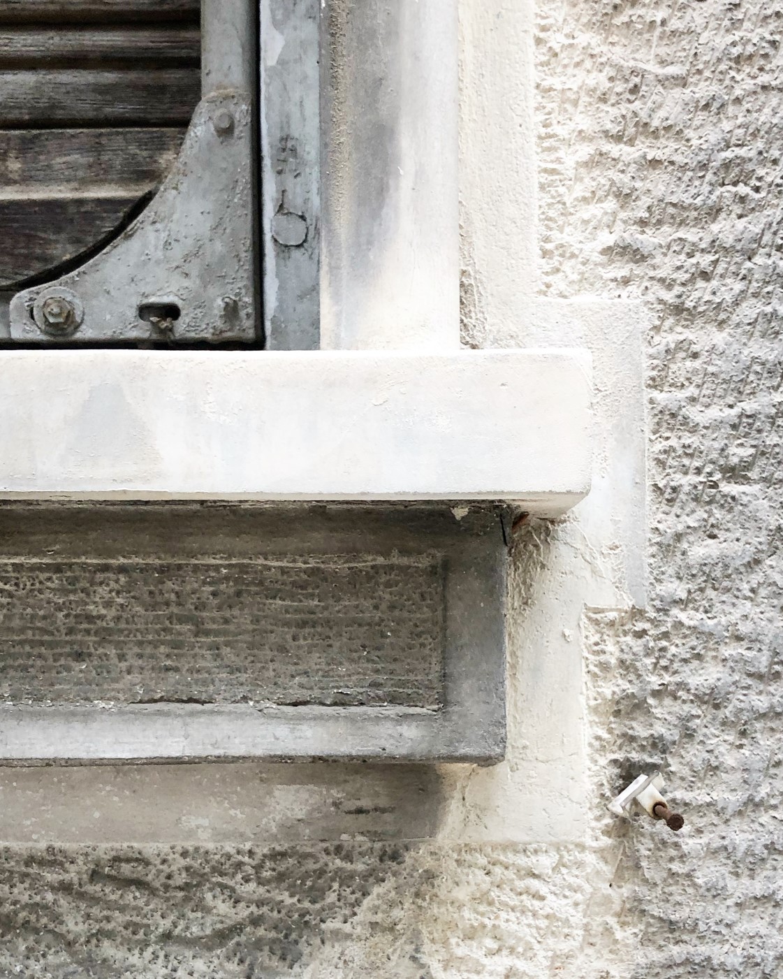 Στην οδό Ζαλοκώστα, ιστορία και φιλοξενία σμίγουν σε μια πολυκατοικία του 1939-3