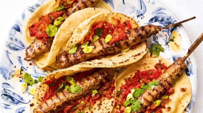 αρνίσια-κεμπάπ-με-ψητές-πιπεριές-και-α-563021866